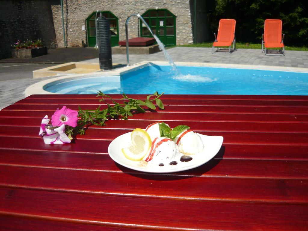 Ezuestfenyo Hotel Telkibánya Buitenkant foto