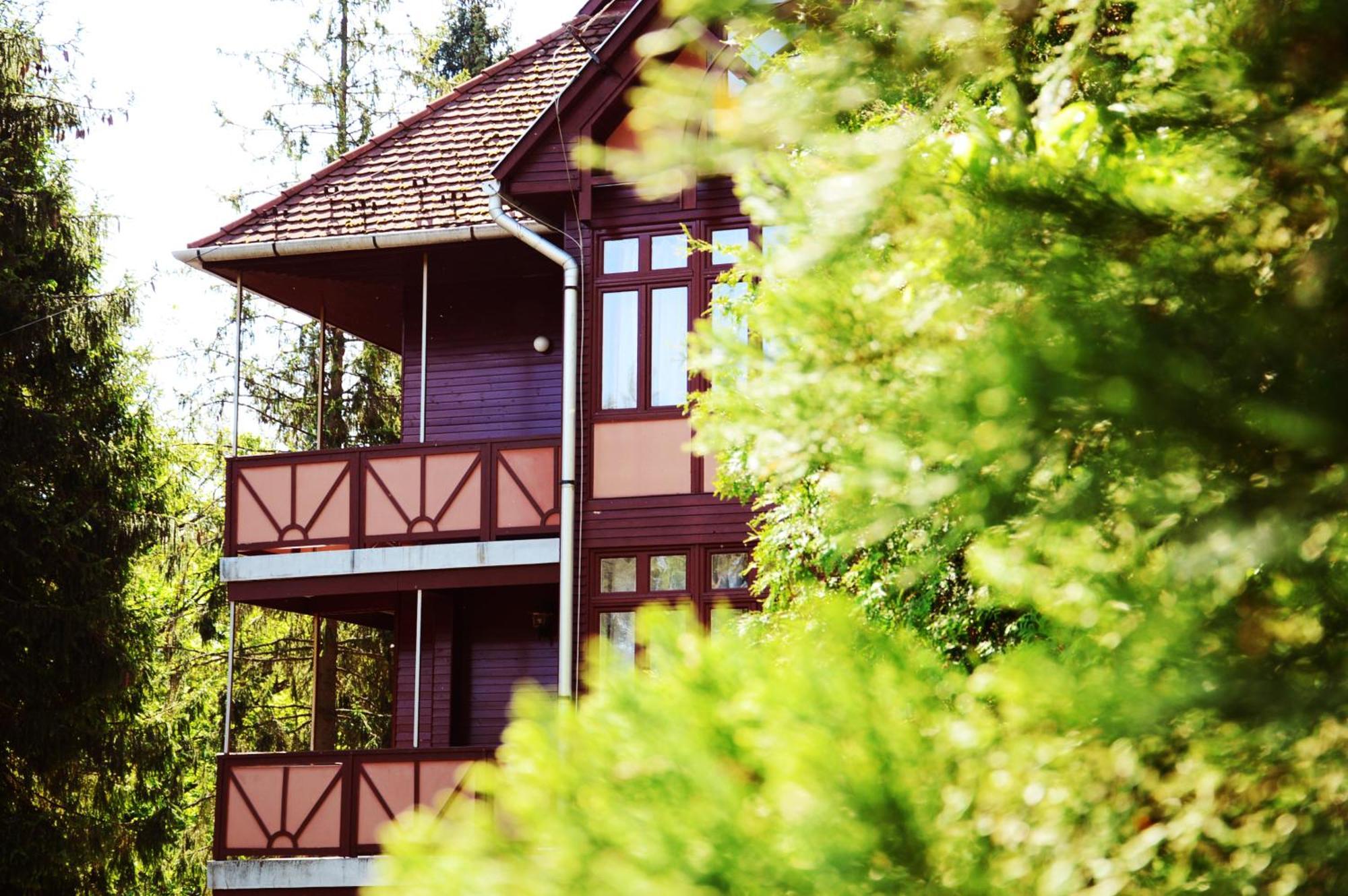 Ezuestfenyo Hotel Telkibánya Buitenkant foto