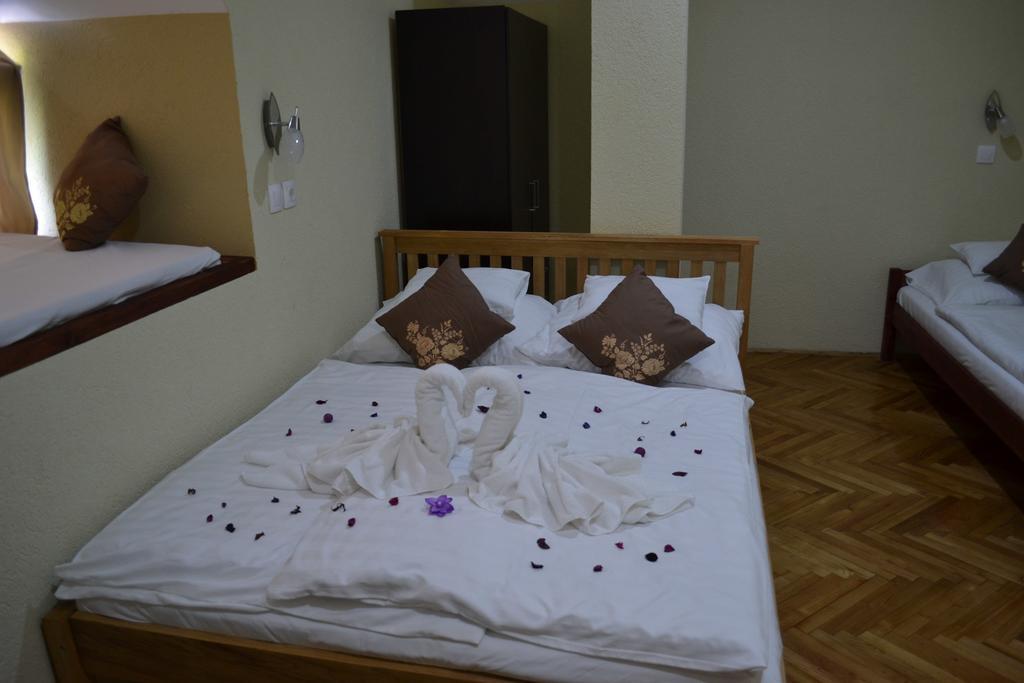 Ezuestfenyo Hotel Telkibánya Buitenkant foto