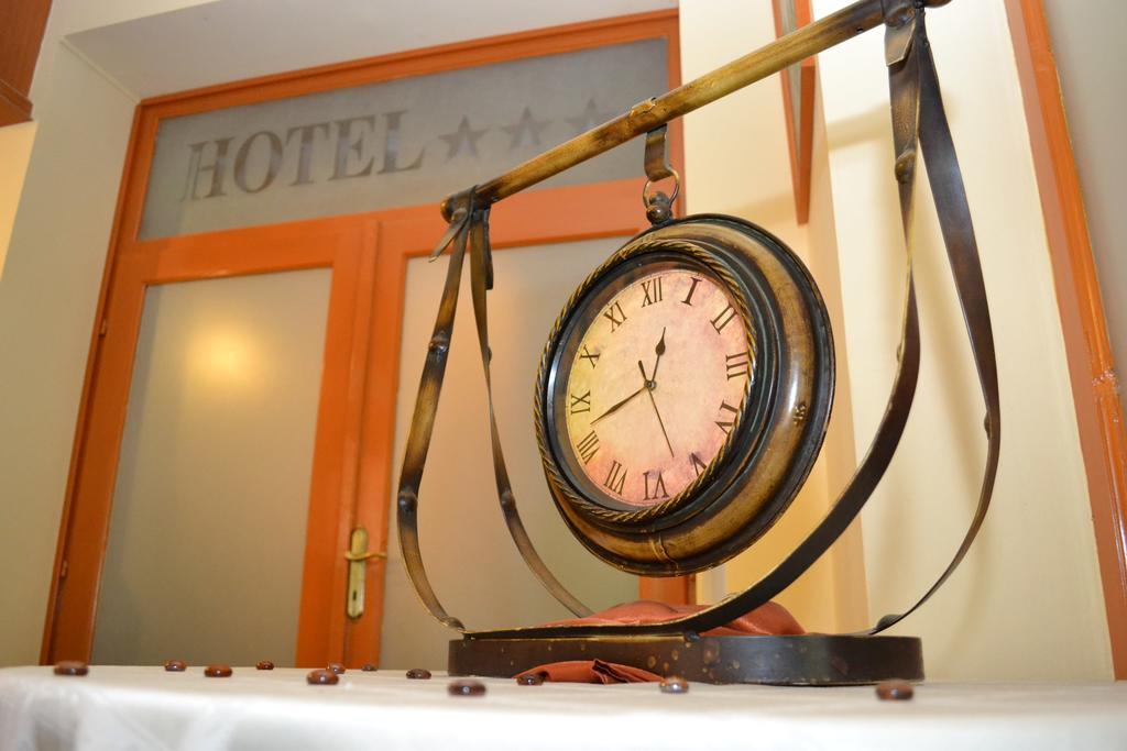 Ezuestfenyo Hotel Telkibánya Buitenkant foto