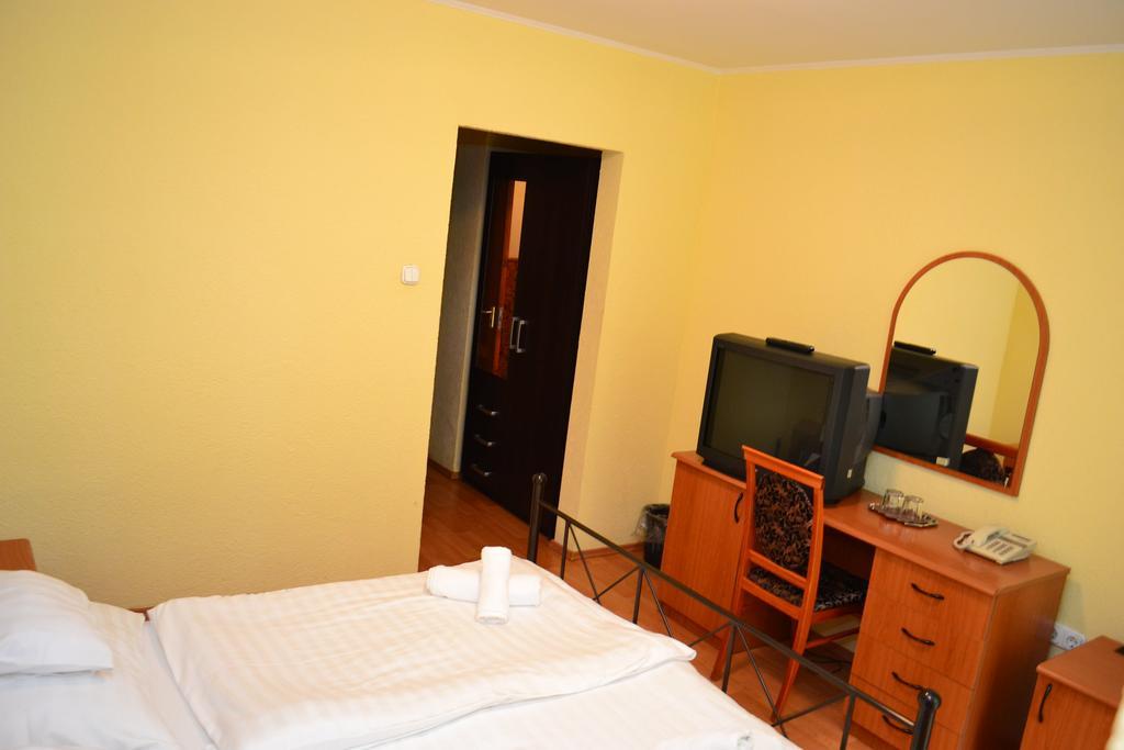 Ezuestfenyo Hotel Telkibánya Buitenkant foto