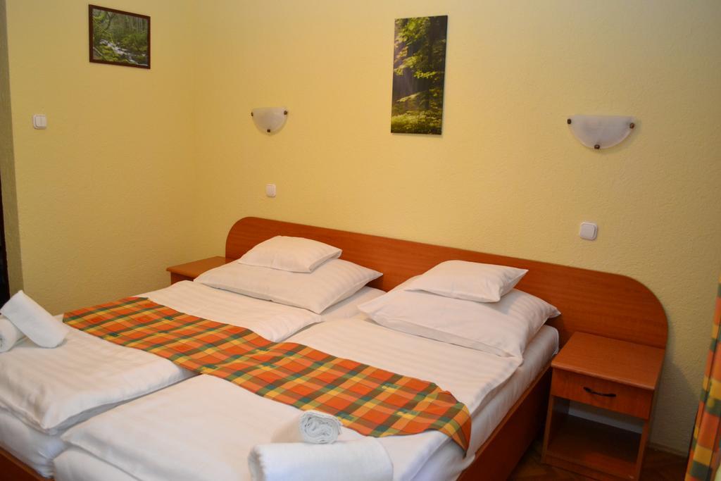 Ezuestfenyo Hotel Telkibánya Buitenkant foto