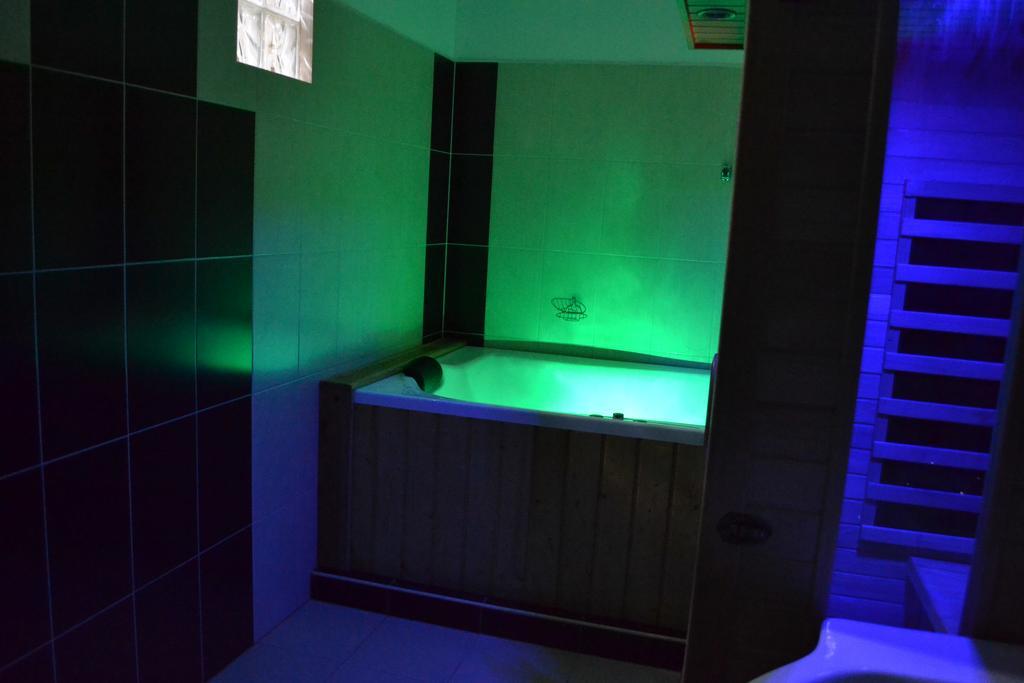 Ezuestfenyo Hotel Telkibánya Buitenkant foto