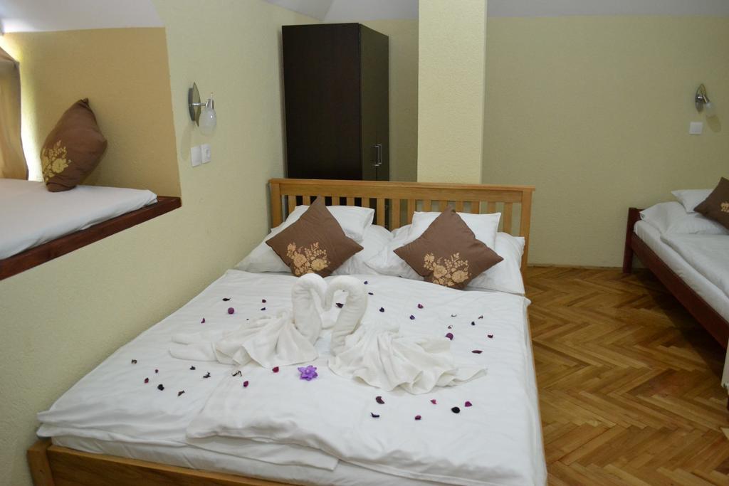 Ezuestfenyo Hotel Telkibánya Buitenkant foto