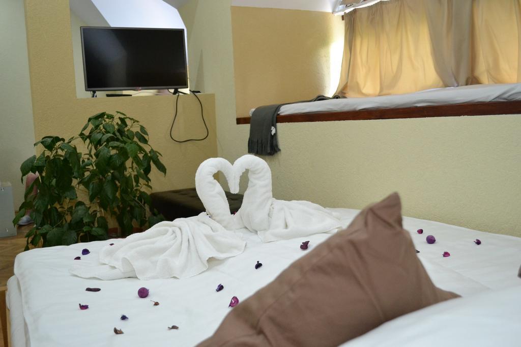 Ezuestfenyo Hotel Telkibánya Buitenkant foto